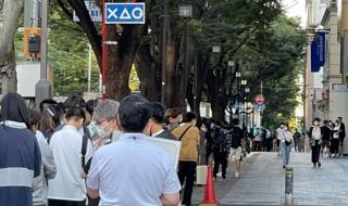 苹果店顾客冒雨排队